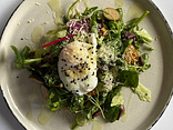 Салат із свиної вирізки із яйцем пашот, пармезаном і заправкою з каперсів і тунця