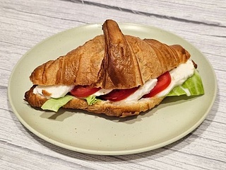 Croissant s mozzarellou