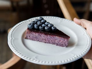 Чизкейк з чорною смородиною
