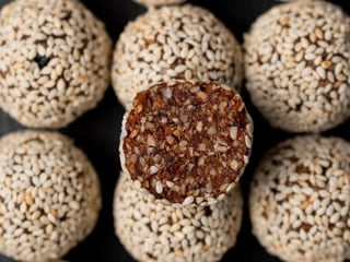 Цукерка фінік-вишня