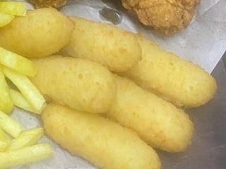 Сирні палички в паніровці з ягідним соусом