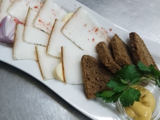 Сало домашнє з часніком і грінками