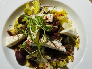 Салат з печеними овочами, вяленими томатами бринзою, каламатою та соусом песто