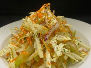 Салат зі свіжої капусти та селери