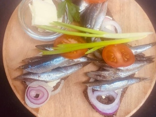 Тюлька малосольна на бородинському тості