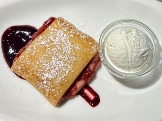 Штрудель вішнево-яблучний з морозивом