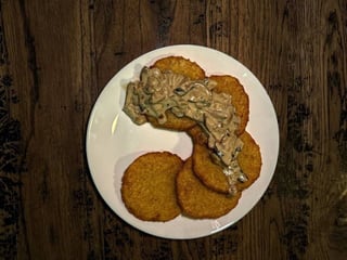 Кремзлики з білими грибами у вершковому соусі