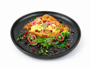 CRUASÁN  CON HUEVO Y SALMÓN 