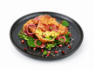 CRUASÁN CON HUEVO Y JAMÓN