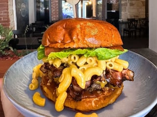 Mac & cheese classic burger