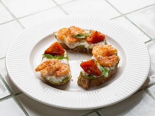BRUSCHETTAS WITH SHRIMPS AND PESTO CREAM