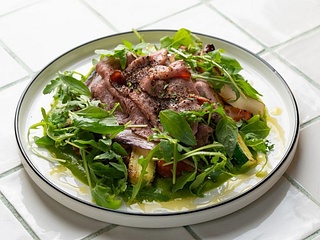 SALAD WITH PINK ROAST BEEF AND ROASTED VEGETABLES