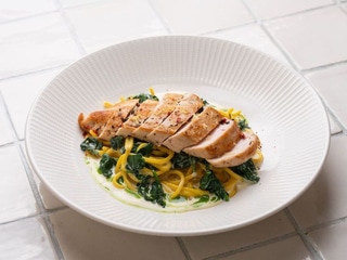 SPAGHETTI Z PIERSIĄ KURCZAKA I SOSEM ŚMIETANOWO-SZPINAKOWYM
