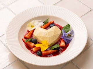 WANILIOWA PANNA COTTA ZE ŚWIEŻYMI TRUSKAWKAMI