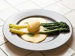 TENDER ASPARAGUS WITH POACHED EGG SERVED WITH CLASSIC SILKY HOLLANDAISE SAUCE