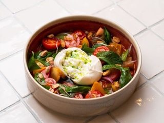 CAŁA BURRATA Z SOSEM POMIDOROWO-PAPRYKOWYM