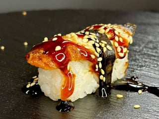 Nigiri z węgorzem (1 szt.)