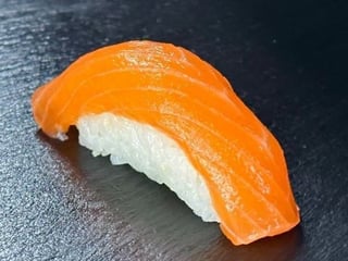 Nigiri z łososiem (1 szt.)