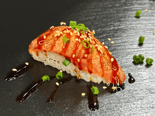 Nigiri z pieczonym łososiem (1 szt.)