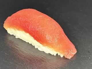 Nigiri z tuńczykiem (1 szt.)