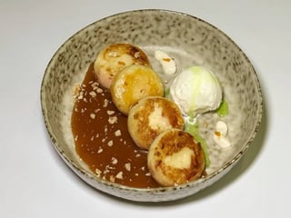 Сирники з карамеллю та морозивом