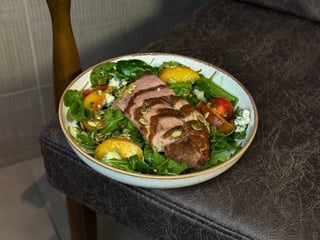 Салат з качкою та персиком