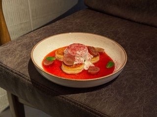 Сирники з ягідним соусом та сметаною