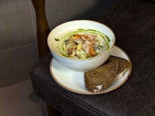 Крем-суп із цвітної капусти з креветками