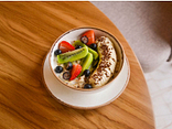 Вівсянка з сезонними ягодами та фруктами