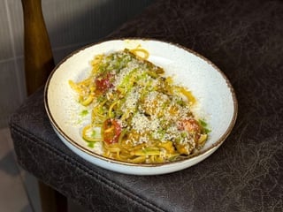 Паста з качкою в соусі з жовтих томатів