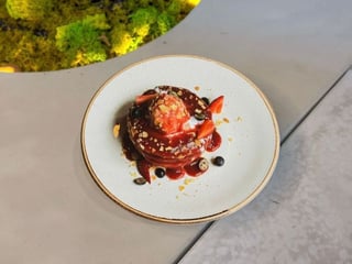 Панкейки з ягідним соусом та морозивом