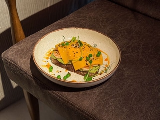 Тост з грильованими креветками, аво-кремом та яйцем пашот