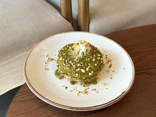 Панкейки з фісташковим кремом та морозивом