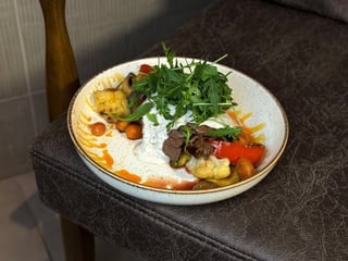 Яловичина з трюфельним йогуртом та овочами