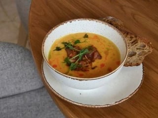 Сирний крем-суп з беконом