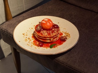 Панкейки з ягідним соусом та морозивом