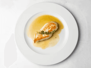 Grilovaný kuřecí steak, sýrová omáčka