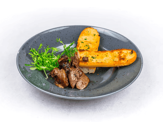 Drůbeží játra na víně s červenou cibulkou a rozpečenou houstičkou