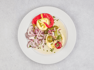 Domácí pikantní nakládaný hermelín s opečeným chlebem