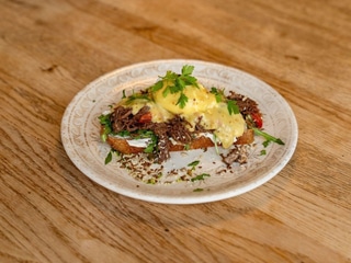 Toast with roasted veal shank