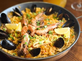 Паелья з морепродуктами та сангрією (розрахована на 2 осіб)