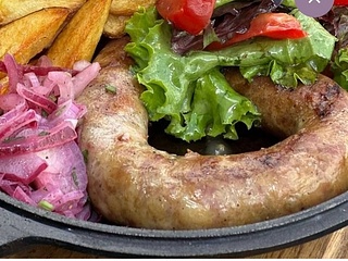 Пательня з свинними ковбасками та картоплею