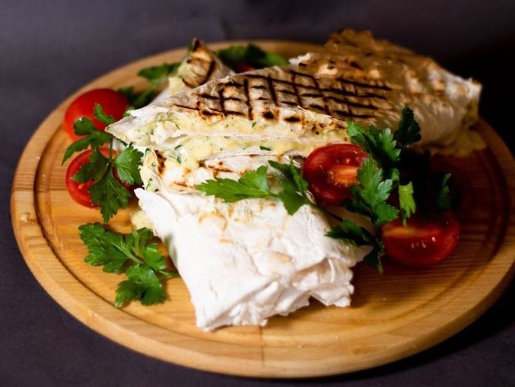 Лаваш з сиром, томатами та зеленню (180g)