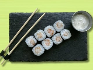 Макі з креветкою з сирним соусом