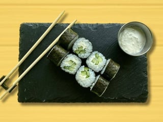 Макі з огірком з сирним соусом