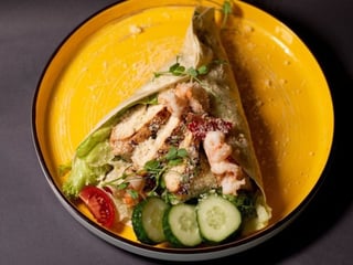 Салат-тако з креветками та куркою