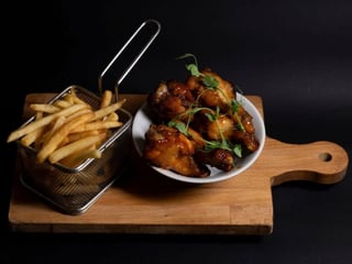 Крильця курячі з картоплею фрі
