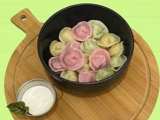 Пельмені кольорові зі сметаною