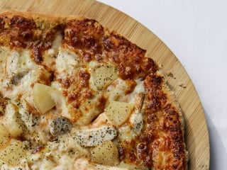 Pizza mit Hühnchen und Ananas