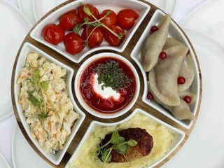 Degustationsmenü mit ukrainischen Gerichten